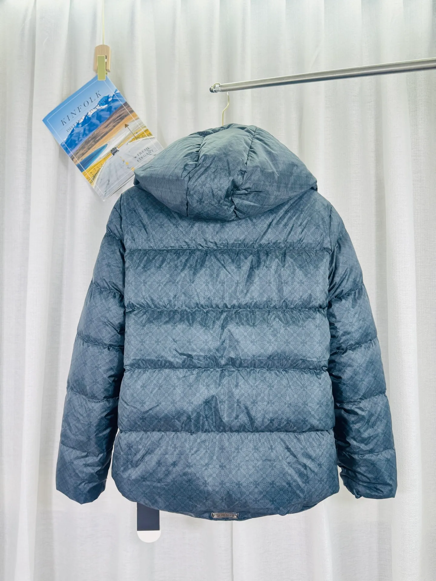P780 top version 🐮 Real shot without P, ​​different from market products] Chrome Hearts ❄️ Winter environmentally friendly down jacket series ❄️ Chrome Hearts dark pattern series hooded down jacket is available at the counter at the same time ❤ The hood is detachable! The best Guangzhou national standard 90 velvet on the market! ! The world’s highest fluffiness of 900D! ! High standard and sufficient down filling! ! Exterior windproof and waterproof dark pattern custom fabric, interior high-grade dark pattern lining fabric to prevent lint, original hardware molding, exquisite craftsmanship details, casual or formal wear ✨ slim fit and not bloated Recommended color: Customized dark pattern flower series Code number: S, M, L, XL